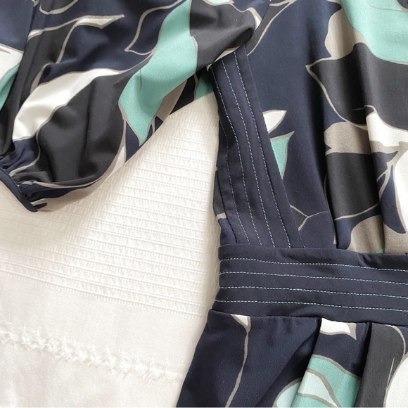 BCBGMAXAZRIA NAVY TURQUOISE FLORAL SURPLICE HALF SLEEVE KNEE LENGTH DRESS - XS - Picture 10 of 12